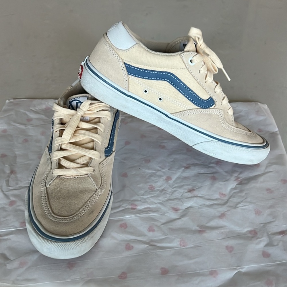 Vans Skateboarding Pop Cush Sneaker. Cream/Blue (size 8.5 mens).  Worn twice
